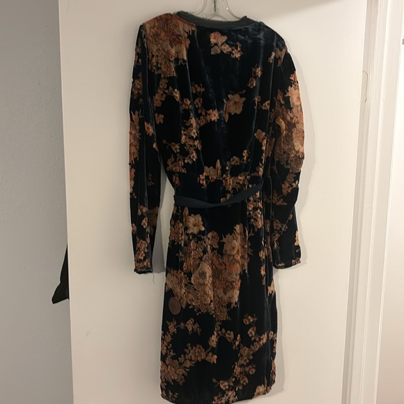Beautiful Velvet Burn-out wrap dress - Picture 3 of 8